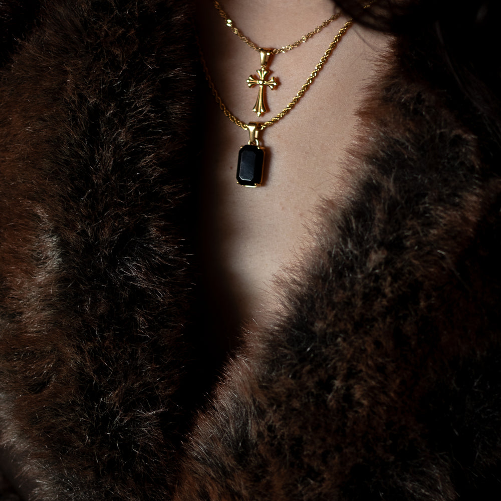 
                  
                    18k gold Necklace with black onyx gemstone on a twisted vintage necklace chain. The necklace is unisex, for both men and women.
                  
                
